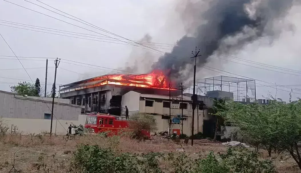 Solapur: आग की चपेट में आए श्रमिक, आठ की मौत से मचा हड़कंप Solapur: आग की चपेट में आए श्रमिक, आठ की मौत से मचा हड़कंप