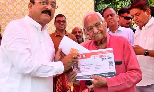 Delhi: मंत्री ने जनकपुरी में बुजुर्गों को आयुष्मान कार्ड दिए