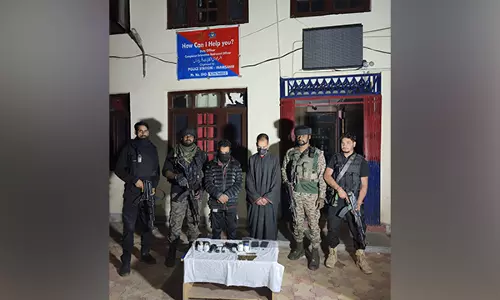 J-K: शोपियां संयुक्त अभियान में दो आतंकवादी सहयोगी पकड़े गए, हथियार बरामद J-K: शोपियां संयुक्त अभियान में दो आतंकवादी सहयोगी पकड़े गए, हथियार बरामद