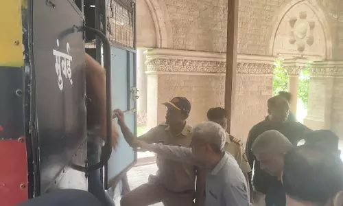 Mumbai : अग्रीपाड़ा में जमीन विवाद को लेकर हथियारबंद लोगों ने गार्डों पर हमला किया Mumbai : अग्रीपाड़ा में जमीन विवाद को लेकर हथियारबंद लोगों ने गार्डों पर हमला किया