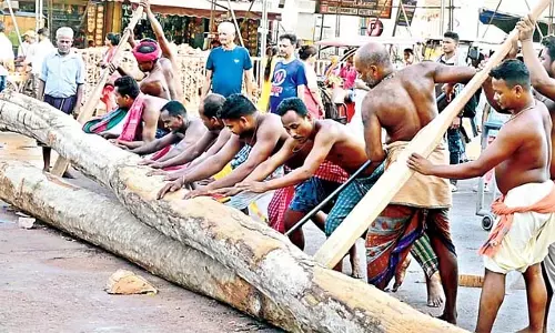 Odisha : चमकदार रथ पहियों का निर्माण Odisha : चमकदार रथ पहियों का निर्माण