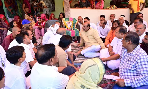 Jaipur: लोकसभा अध्यक्ष ने सड़क दुर्घटना पीड़ितों के परिजनों से मिलकर बंधाया ढांढस Jaipur: लोकसभा अध्यक्ष ने सड़क दुर्घटना पीड़ितों के परिजनों से मिलकर बंधाया ढांढस