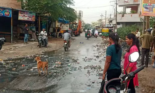 Hoskote : बरसात के मौसम में सड़कें गड्ढों से भरी होती