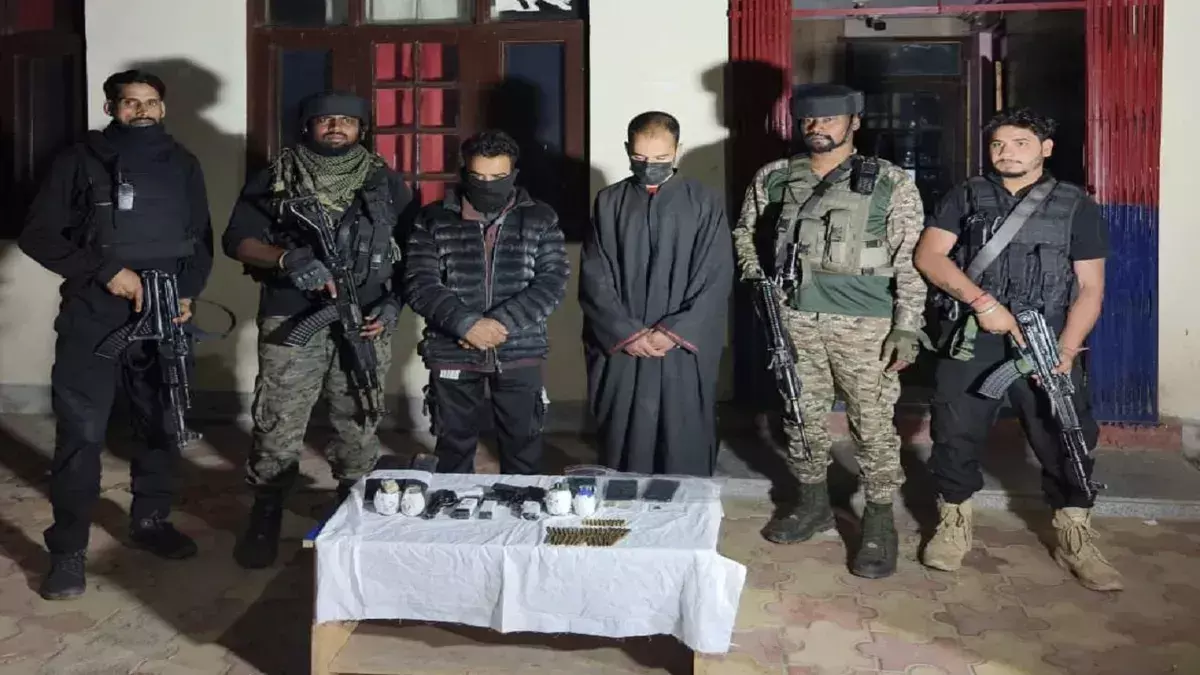 Kashmir: सेना ने शोपियां में आतंकियों के दो साथियों को दबोचा, भारी मात्रा में हथियार जब्त
