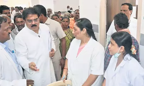मंत्री नाडेंडला ने Tenali में निःशुल्क मल्टीस्पेशलिटी चिकित्सा शिविर का उद्घाटन किया