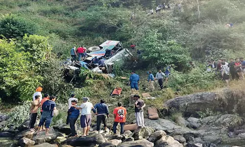 वलपराई में बस के खाई में गिरने से 49 लोग घायल वलपराई में बस के खाई में गिरने से 49 लोग घायल