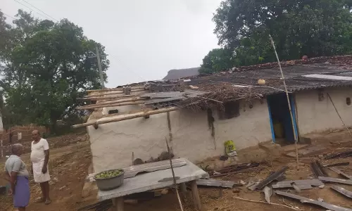 Mirzapur: ग्राम में आंधी-तूफान से भारी नुकसान, ग्राम प्रधान ने दी राजस्व टीम को सूचना Mirzapur: ग्राम में आंधी-तूफान से भारी नुकसान, ग्राम प्रधान ने दी राजस्व टीम को सूचना
