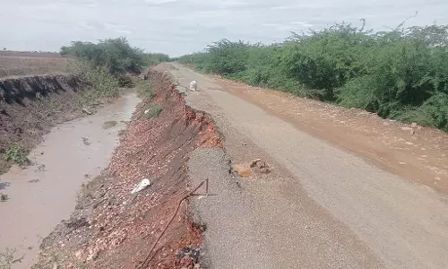 Kundagol : चकलाबी सड़क पर यातायात रोका गया, लोगों ने किया विरोध प्रदर्शन Kundagol : चकलाबी सड़क पर यातायात रोका गया, लोगों ने किया विरोध प्रदर्शन