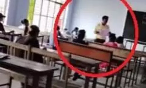 Bareilly: कॉलेज में छात्रों को बोलकर प्रश्नों का उत्तर लिखवा रहे शिक्षक
