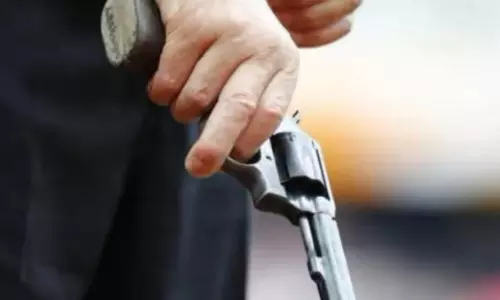 Faridpur: किसान के घर फायरिंग, तलवार और पत्थरों से हमला Faridpur: किसान के घर फायरिंग, तलवार और पत्थरों से हमला