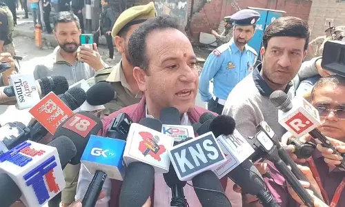 विपक्ष के नेता शर्मा का पाक गोलाबारी प्रभावित क्षेत्रों का दौरा जारी विपक्ष के नेता शर्मा का पाक गोलाबारी प्रभावित क्षेत्रों का दौरा जारी