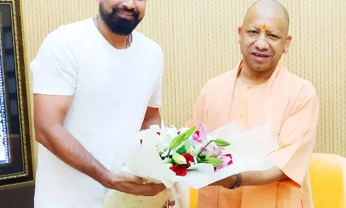 भारतीय क्रिकेटर मोहम्मद शमी ने की सीएम योगी से मुलाकात भारतीय क्रिकेटर मोहम्मद शमी ने की सीएम योगी से मुलाकात