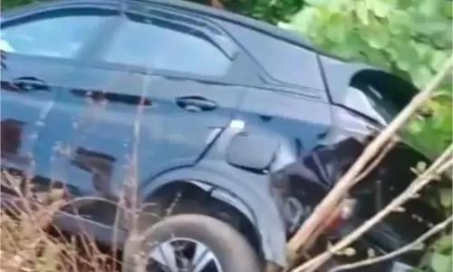 MP News: भीषण सड़क हादसा, तेज रफ्तार कार का अचानक फटा टायर MP News: भीषण सड़क हादसा, तेज रफ्तार कार का अचानक फटा टायर