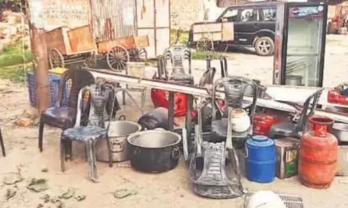 Bareilly: दुकान का सामान फेंकने पर बवाल, बिरयानी विक्रेता ने दी तहरीर Bareilly: दुकान का सामान फेंकने पर बवाल, बिरयानी विक्रेता ने दी तहरीर