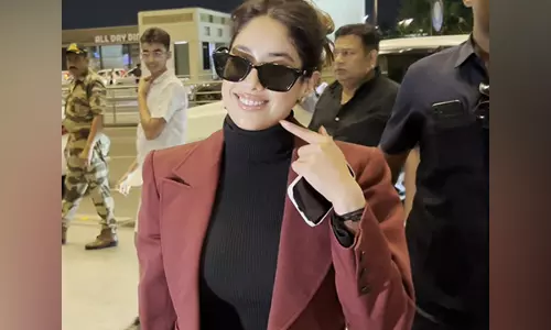 Janhvi Kapoor ने शानदार अंदाज में कान्स के लिए प्रस्थान किया
