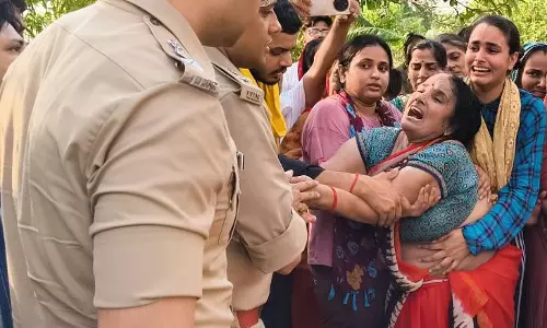 Jaunpur: पुलिसकर्मी की असमय मौत से परिजनों पर टूटा दुखों का सैलाब