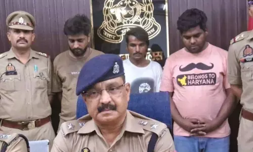 Moradabad: पति के एक्सीडेंट का झांसा देकर ठगे पैसे, पुलिस ने तीन ठगों को दबोचा Moradabad: पति के एक्सीडेंट का झांसा देकर ठगे पैसे, पुलिस ने तीन ठगों को दबोचा