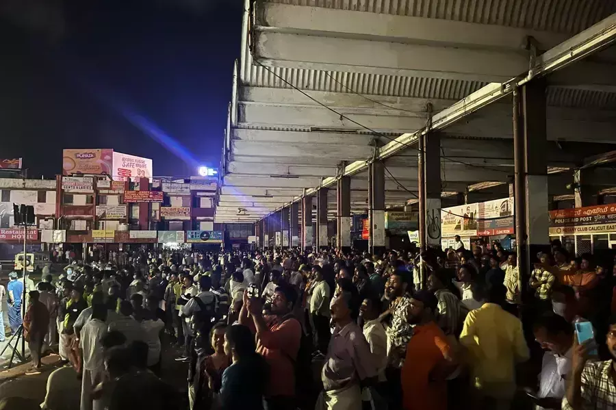 Kozhikode में आग लगने से नया बस स्टैंड बंद, शहर की सड़कें जाम, सप्ताहांत में भीड़ फंसी