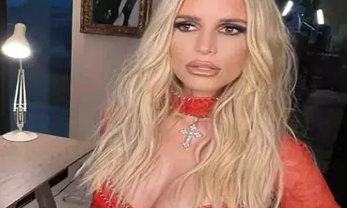 Jessica Simpson ने सुनहरे बालों का शानदार रूपांतरण किया