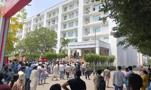 JEE एडवांस्ड परीक्षा में गड़बड़ी, एक घंटे देरी से शुरू हुई परीक्षा JEE एडवांस्ड परीक्षा में गड़बड़ी, एक घंटे देरी से शुरू हुई परीक्षा