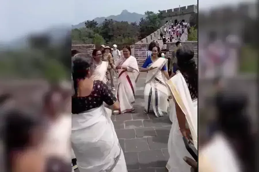 Malayali महिलाओं ने चीन की महान दीवार पर थिरुवथिरा का प्रदर्शन किया Malayali महिलाओं ने चीन की महान दीवार पर थिरुवथिरा का प्रदर्शन किया