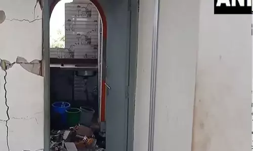 West Bengal: बहुमंजिला आवासीय इमारत में विस्फोट West Bengal: बहुमंजिला आवासीय इमारत में विस्फोट