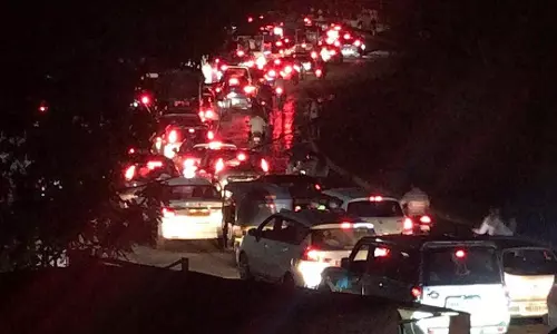 Pune : सिंहगढ़, खड़कवासला में वीकेंड पर भीड़ के कारण घंटों लंबा ट्रैफिक जाम Pune : सिंहगढ़, खड़कवासला में वीकेंड पर भीड़ के कारण घंटों लंबा ट्रैफिक जाम