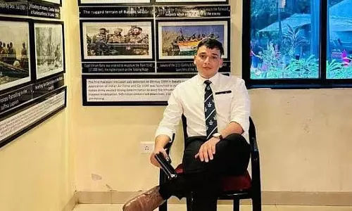 पुणे में वायुसेना का जवान बनकर घूम रहा एक व्यक्ति गिरफ्तार; सैन्य परिधान और बैज बरामद पुणे में वायुसेना का जवान बनकर घूम रहा एक व्यक्ति गिरफ्तार; सैन्य परिधान और बैज बरामद