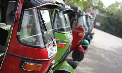 Delhi: भारत ने चीन को पीछे छोड़ते हुए इलेक्ट्रिक थ्री-व्हीलर बाजार में रखा दबदबा