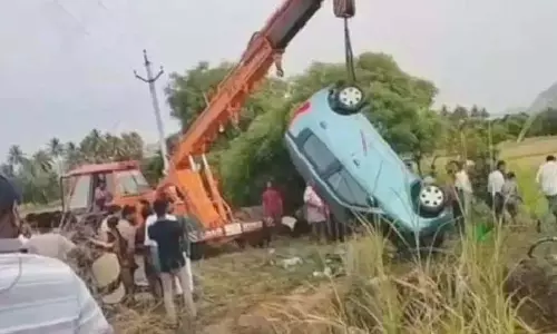 कार के कुएं में गिरने से 3 की मौत