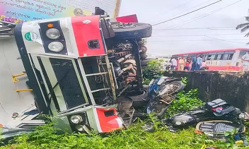 कनकपुरा रोड पर KSRTC बस पलटी: इलेक्ट्रॉनिक सिटी PSI नागराज समेत दो की मौत कनकपुरा रोड पर KSRTC बस पलटी: इलेक्ट्रॉनिक सिटी PSI नागराज समेत दो की मौत