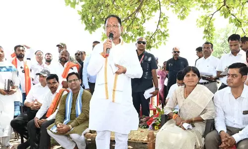 जलसंकट पर सब इंजीनियर को मिली फटकार, CM विष्णुदेव अचानक पहुंचे ये गांव जलसंकट पर सब इंजीनियर को मिली फटकार, CM विष्णुदेव अचानक पहुंचे ये गांव