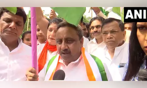 BJP के प्रवीण खंडेलवाल ने दिल्ली के ब्रिटानिया चौक पर तिरंगा यात्रा में हिस्सा लिया