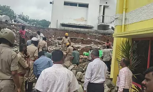 Bengaluru : व्हाइटफील्ड में दीवार गिरने से महिला की मौत