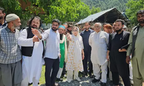 Kupwara में गोलाबारी प्रभावित क्षेत्रों का दौरा करने पहुंचे भाजपा नेता Kupwara में गोलाबारी प्रभावित क्षेत्रों का दौरा करने पहुंचे भाजपा नेता