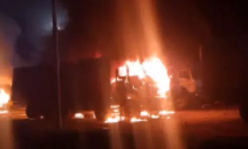 Meghalaya: सीमेंट ट्रक दुर्घटना में युवक की मौत के बाद भीड़ ने 15 ट्रक जला दिए