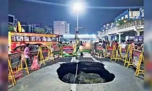 टिडेल पार्क के पास सड़क धंस गई टिडेल पार्क के पास सड़क धंस गई