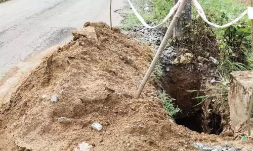 Kerala : बिजली विभाग गड्ढे में गिरा