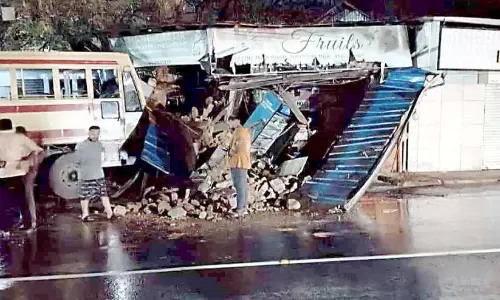 ओल्लूर में KSRTC की बस दुकानों से टकराई