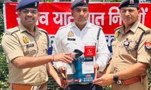 Ghaziabad: भीषण गर्मी में ट्रैफिक पुलिस की सुरक्षा, बांटे गए AC हेलमेट और छाते