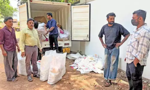 Kerala : न्यू स्ट्रीट पर वाहन से प्रतिबंधित प्लास्टिक कैरी बैग जब्त Kerala : न्यू स्ट्रीट पर वाहन से प्रतिबंधित प्लास्टिक कैरी बैग जब्त