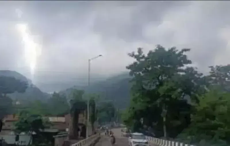 Dehradun: पहाड़ों में ओलावृष्टि और तेज बारिश की चेतावनी Dehradun: पहाड़ों में ओलावृष्टि और तेज बारिश की चेतावनी