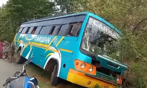 Chaibasa: बस अनियंत्रित होकर खेत में उतरी, सभी यात्री सुरक्षित Chaibasa: बस अनियंत्रित होकर खेत में उतरी, सभी यात्री सुरक्षित