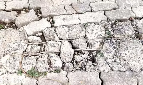 तटीय सड़क पर इंटरलॉक टूटा; अतीत में हुई वाहन दुर्घटनाएँ