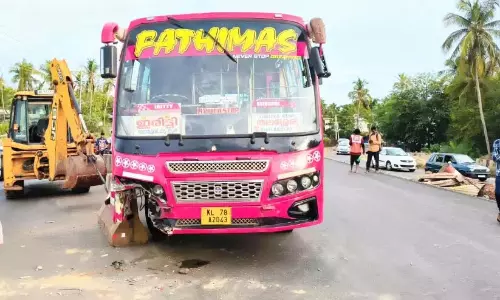 बस रेसिंग; राष्ट्रीय राजमार्ग पर निजी बस के नियंत्रण खोने से दुर्घटना