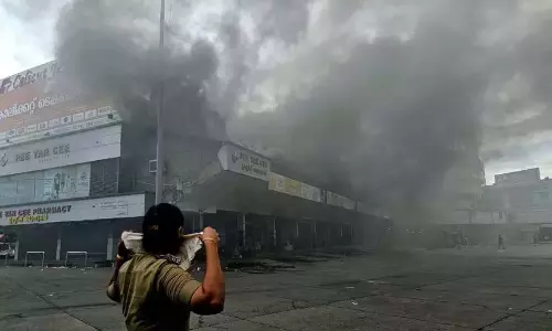 कोझिकोड में आग; निर्माण ढहने के बाद अग्निशमन कर्मियों को मदद के लिए बुलाया गया