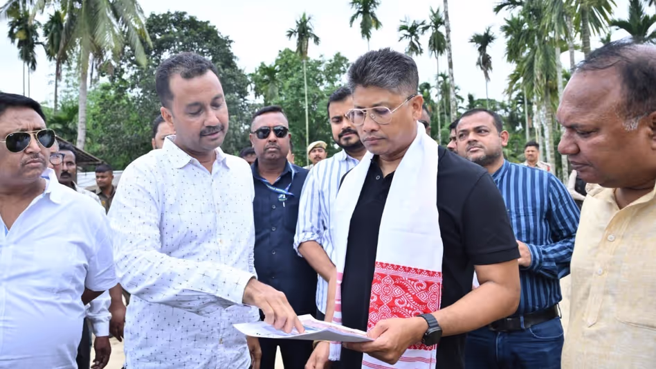 Assam : पीयूष हजारिका ने राहा में बाढ़ रोधी कार्यों की समीक्षा की