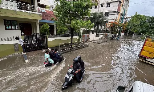 भारी बारिश के कारण Bengaluru में दीवार गिरने से महिला की मौत भारी बारिश के कारण Bengaluru में दीवार गिरने से महिला की मौत