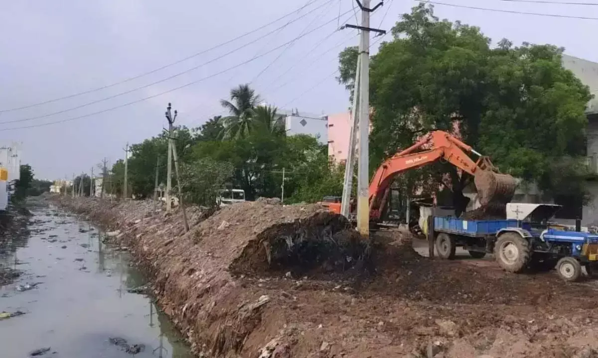 Andhra: कुरनूल में गाद निकालने का अभियान जारी