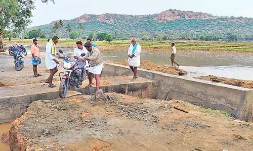 Andhra : भारी बारिश से पुल बह गया